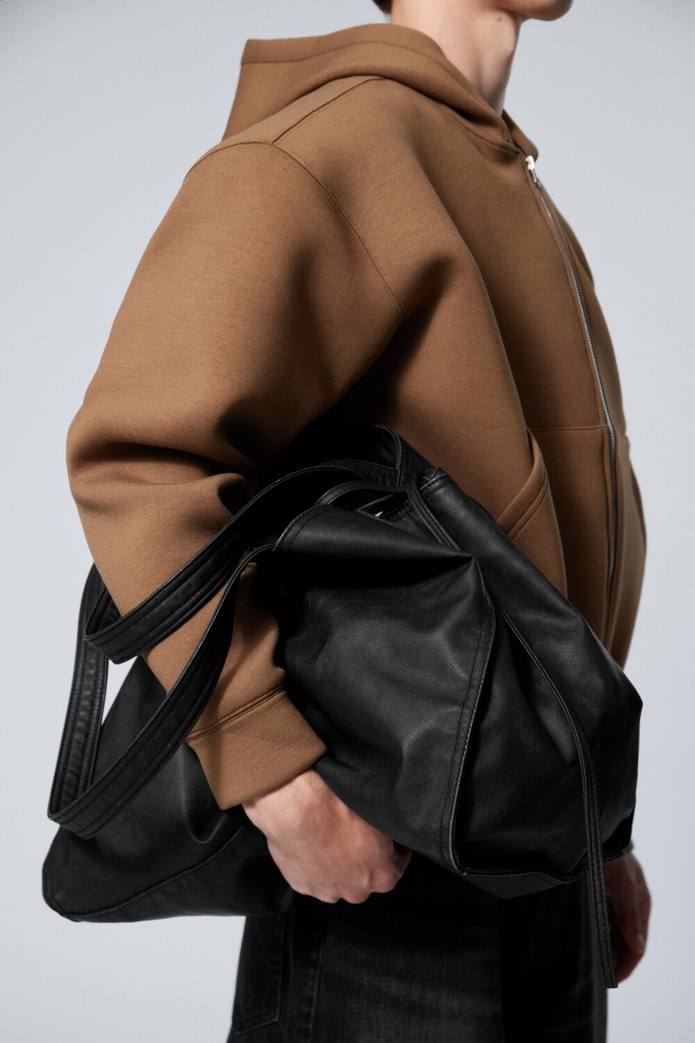 Большая сумка-переноска из искусственной кожи. Weekday, черный
Большая сумка-переноска из искусственной кожи. Weekday, черный