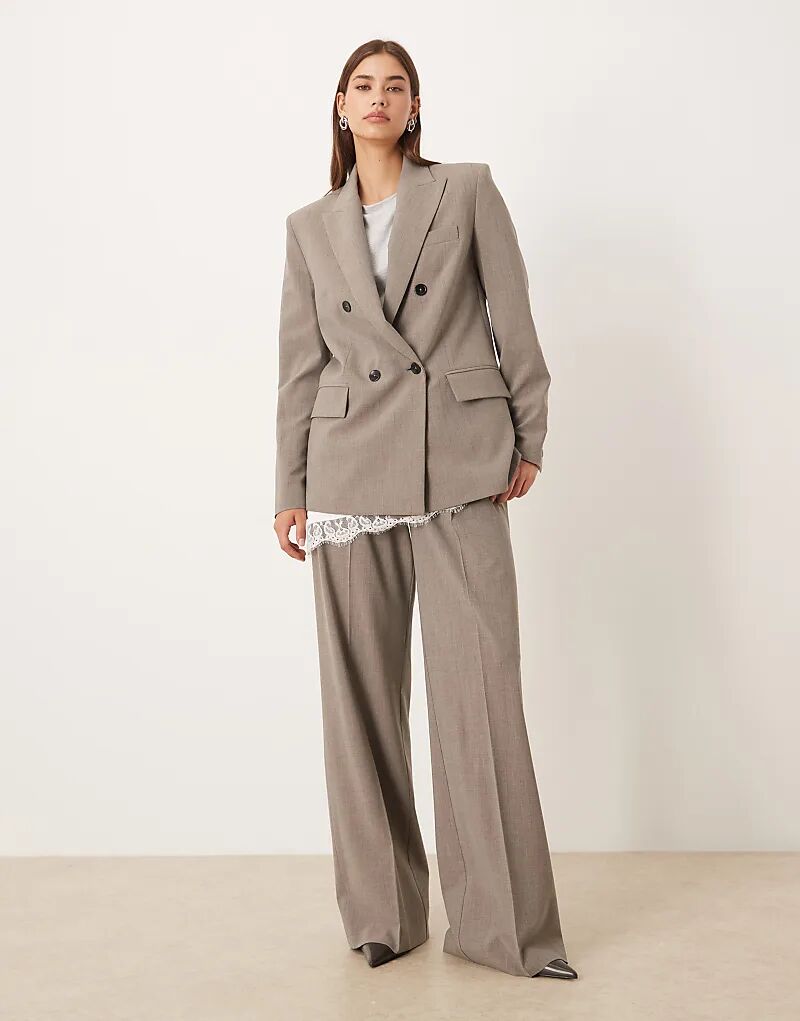 Костюм с расклешенными брюками Mango Puglia серого цвета
Костюм с расклешенными брюками Mango Puglia серого цвета