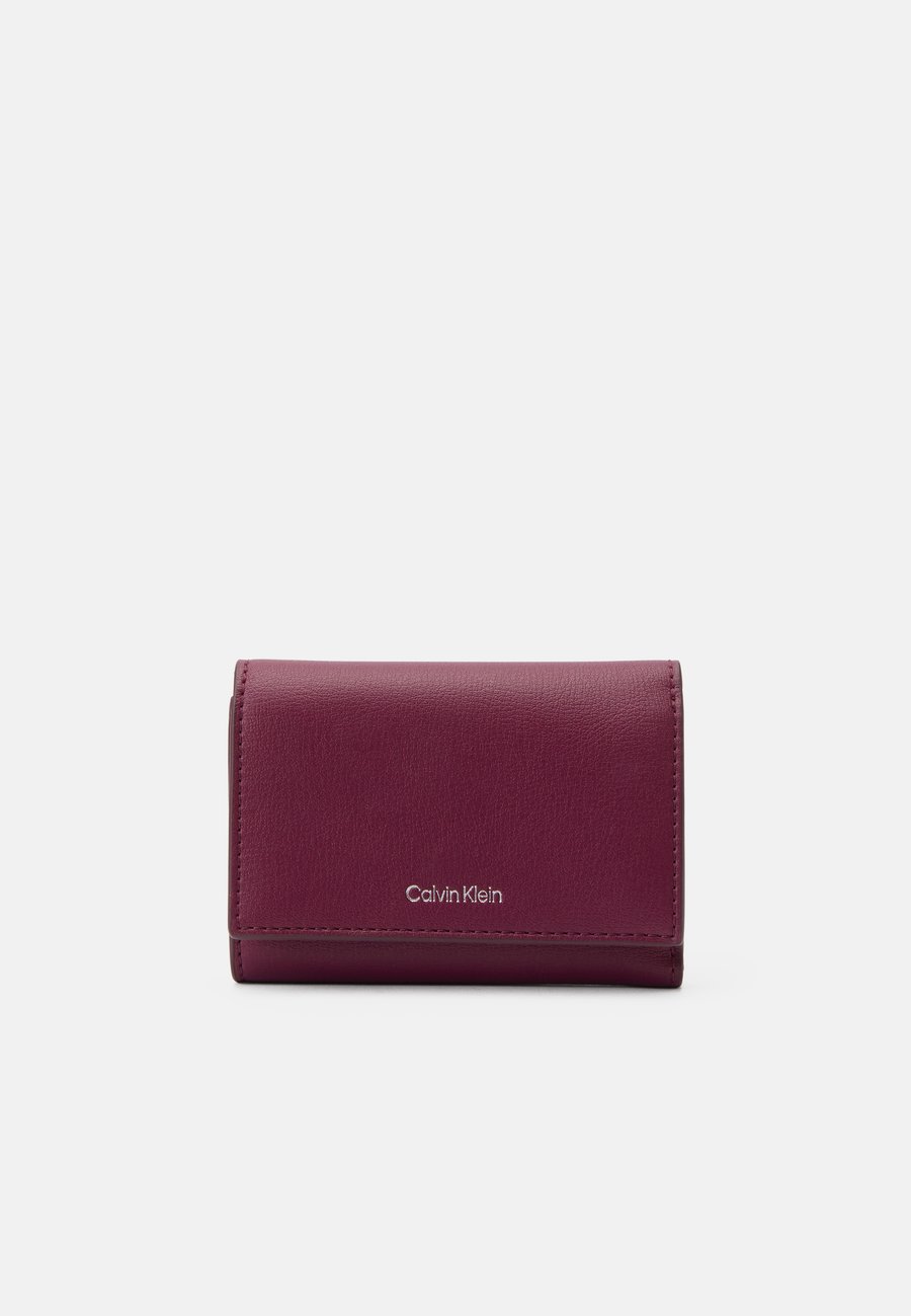 Кошелек Calvin Klein LOGO TRIFOLD ZIP POCKET, Alluring Pink/Bordeaux
Кошелек Calvin Klein LOGO TRIFOLD ZIP POCKET, Alluring Pink/Bordeaux