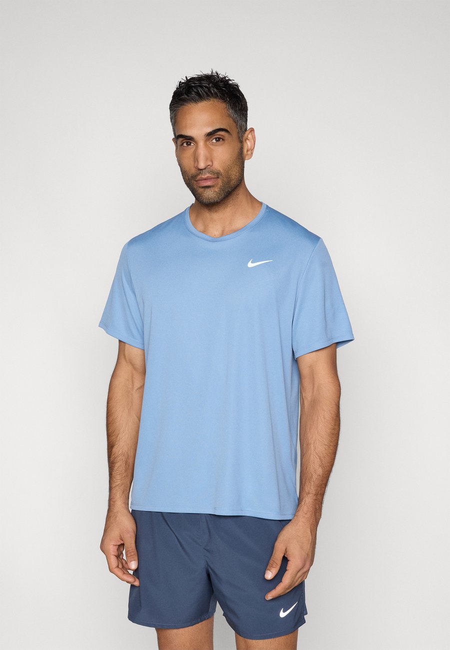 Футболка Nike Performance MILER, Work Blue/Reflective Silver-Coloured/Blue, Красный, Футболка Nike Performance MILER, Work Blue/Reflective Silver-Coloured/Blue
Футболка Nike Performance MILER, Work Blue/Reflective Silver-Coloured/Blue, Красный, Футболка Nike Performance MILER, Work Blue/Reflective Silver-Coloured/Blue