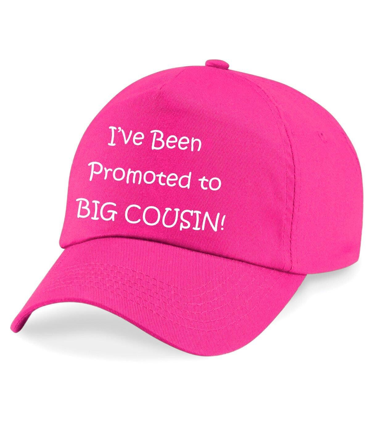 Бейсбольная кепка «Девочки, которых меня повысили до большой кузины» 60 SECOND MAKEOVER, розовый 
Бейсбольная кепка «Девочки, которых меня повысили до большой кузины» 60 SECOND MAKEOVER, розовый