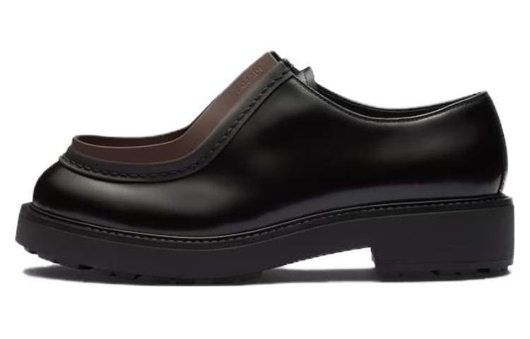 Непрозрачные замшевые шнурованные туфли PRADA, черно-умбра
Непрозрачные замшевые шнурованные туфли PRADA, черно-умбра