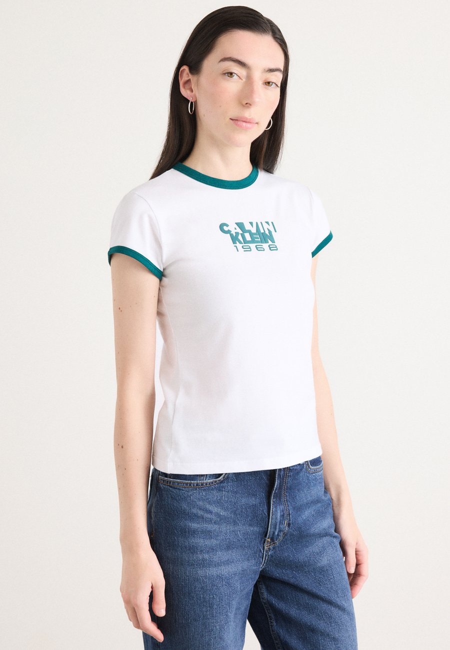 Футболка Calvin Klein Jeans 1968 GRAPHIC BABY TEE, Brilliant White/White, Белый, Футболка Calvin Klein Jeans 1968 GRAPHIC BABY TEE, Brilliant White/White
Футболка Calvin Klein Jeans 1968 GRAPHIC BABY TEE, Brilliant White/White, Белый, Футболка Calvin Klein Jeans 1968 GRAPHIC BABY TEE, Brilliant White/White