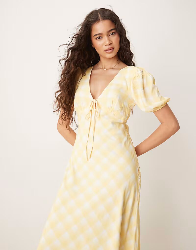 Гламурное платье миди с V-образным вырезом в желтую клетку омбре Glamorous
Гламурное платье миди с V-образным вырезом в желтую клетку омбре Glamorous