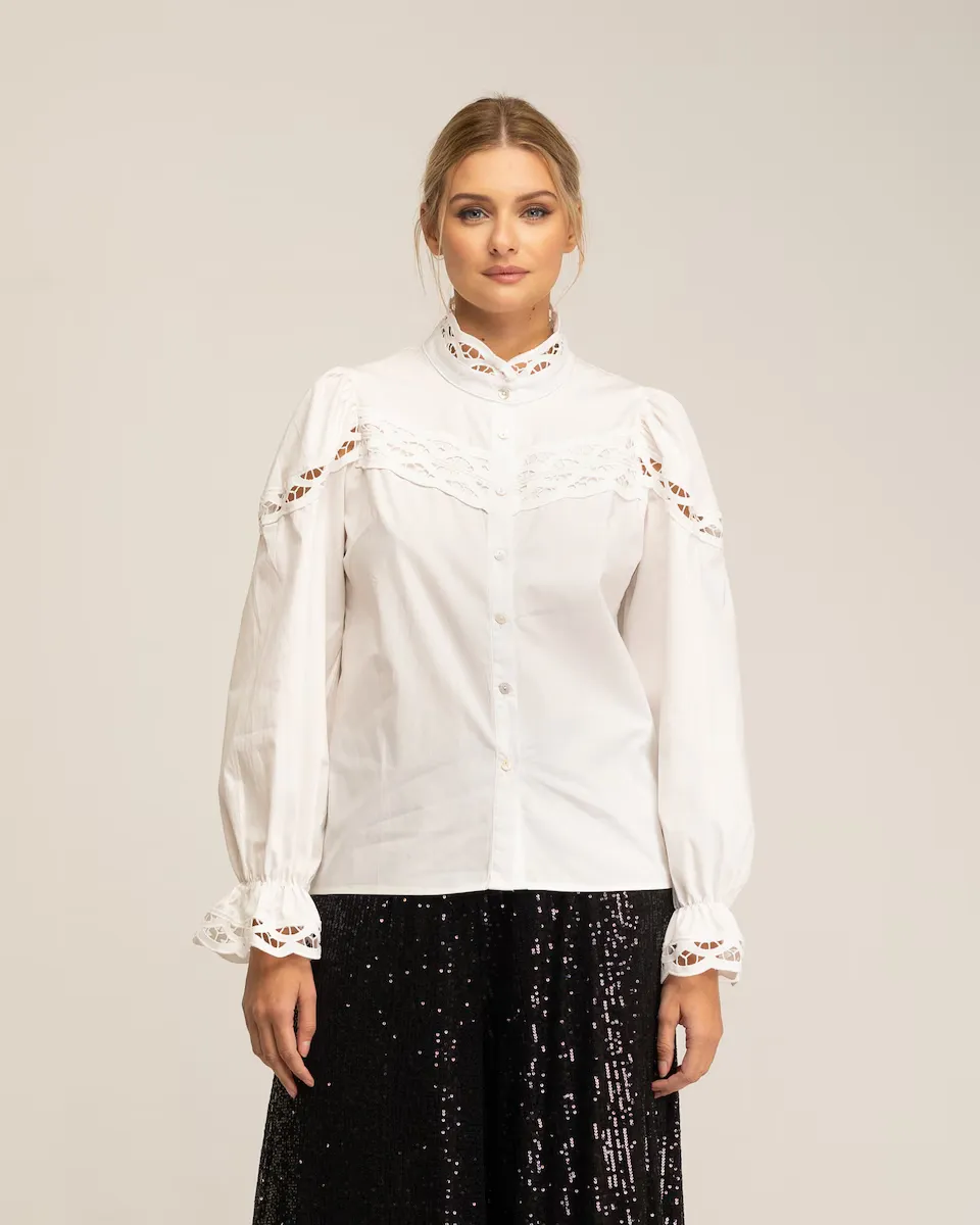 Женская блуза с кружевной отделкой на воротнике и манжетах Tantra, белый
Женская блуза с кружевной отделкой на воротнике и манжетах Tantra, белый