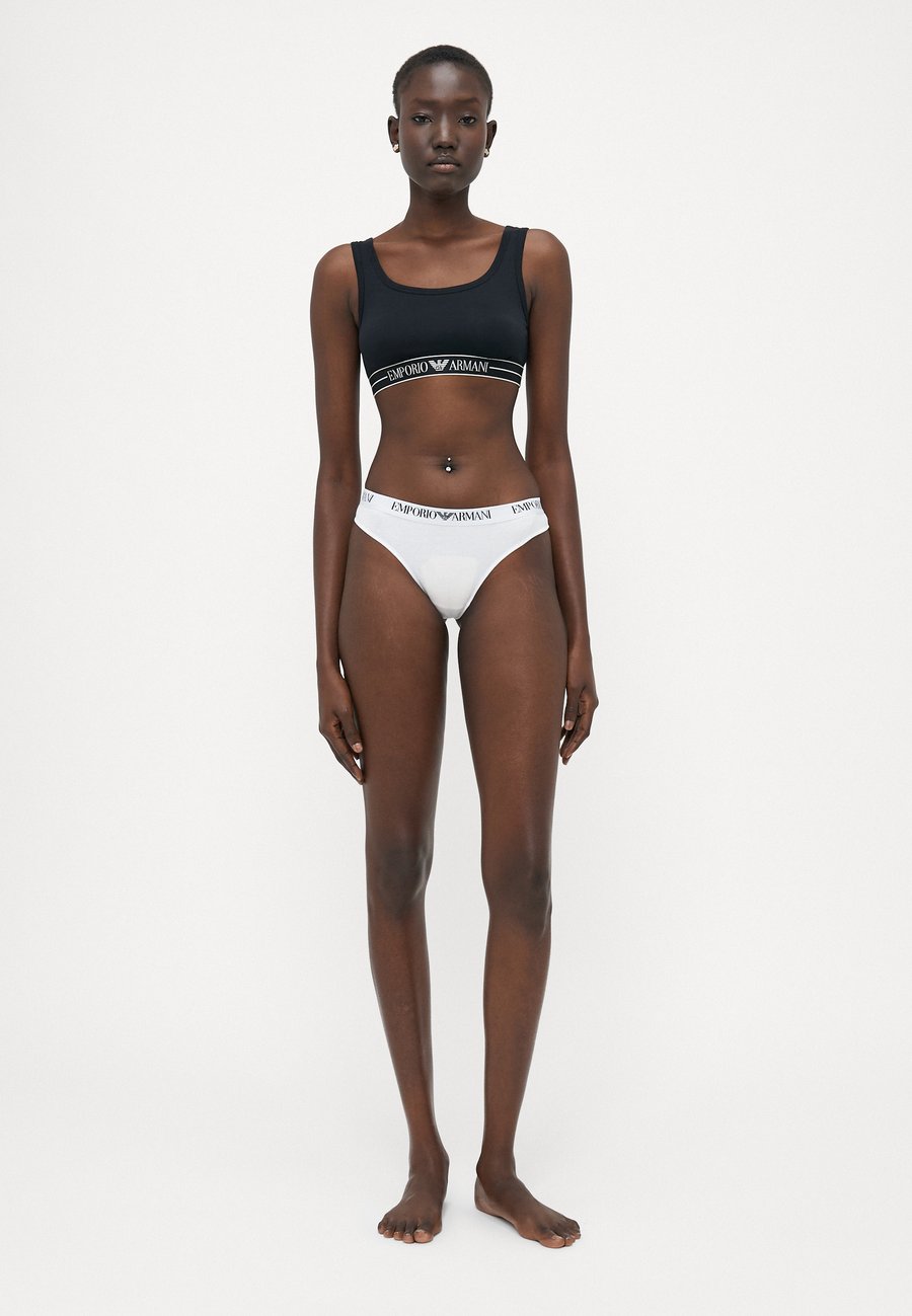 Трусы Emporio Armani THONG 2 PACK, White
Трусы Emporio Armani THONG 2 PACK, White