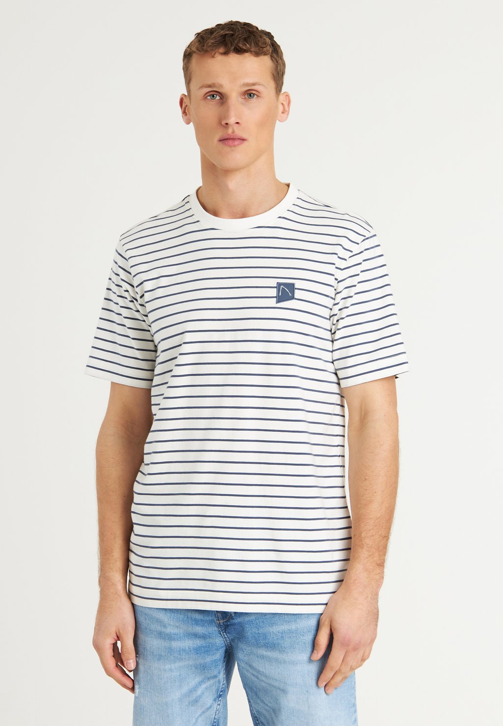 Футболка с принтом CHASIN', светло-голубой
Футболка с принтом CHASIN', светло-голубой