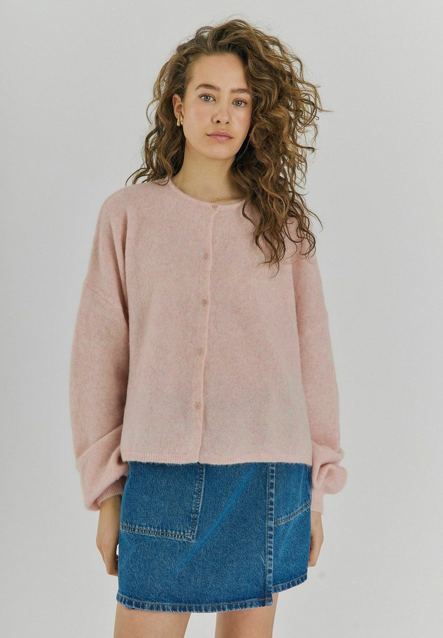 Кардиган NORR HALLI BUTTON, Light Pink
Кардиган NORR HALLI BUTTON, Light Pink