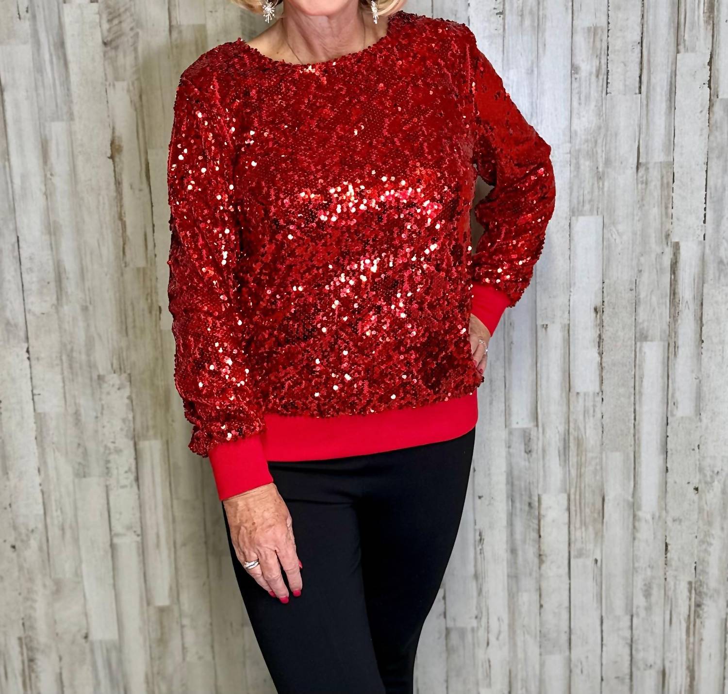 В центре внимания светлый топ с пайетками красного цвета Jess Lea
В центре внимания светлый топ с пайетками красного цвета Jess Lea