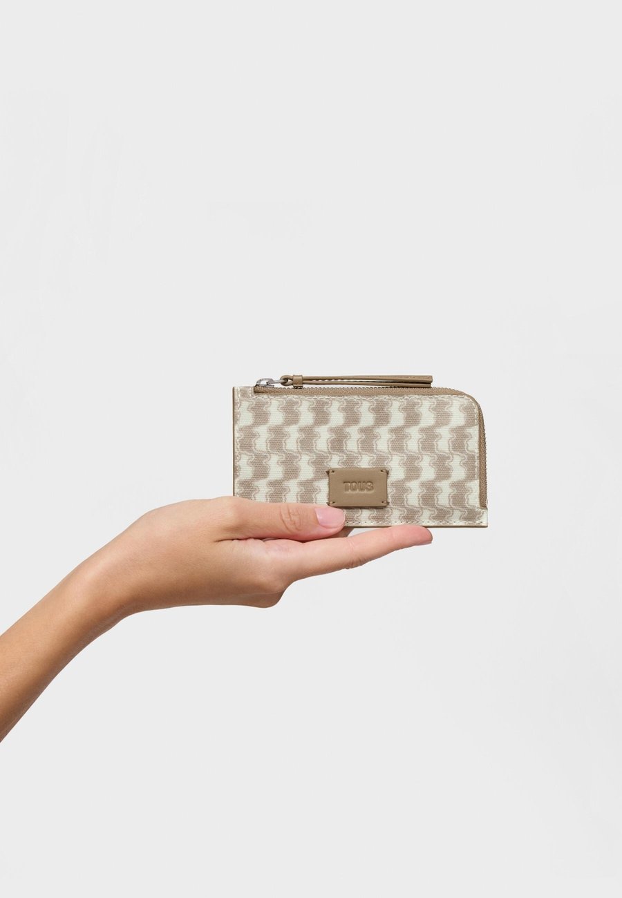 Кошелек Tous DOUBLE WAY, White/Off-White
Кошелек Tous DOUBLE WAY, White/Off-White