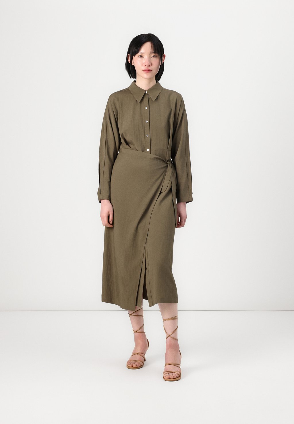 Платье-рубашка MARÇO PARFOIS, хаки
Платье-рубашка MARÇO PARFOIS, хаки