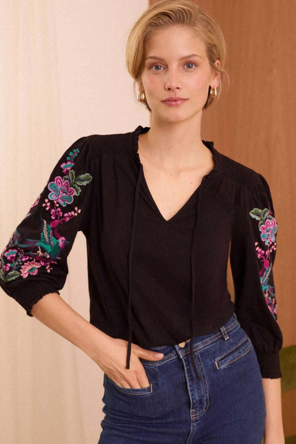 Топ из джерси с V образным вырезом и вышитыми рукавами Love & Roses, черный
Топ из джерси с V образным вырезом и вышитыми рукавами Love & Roses, черный