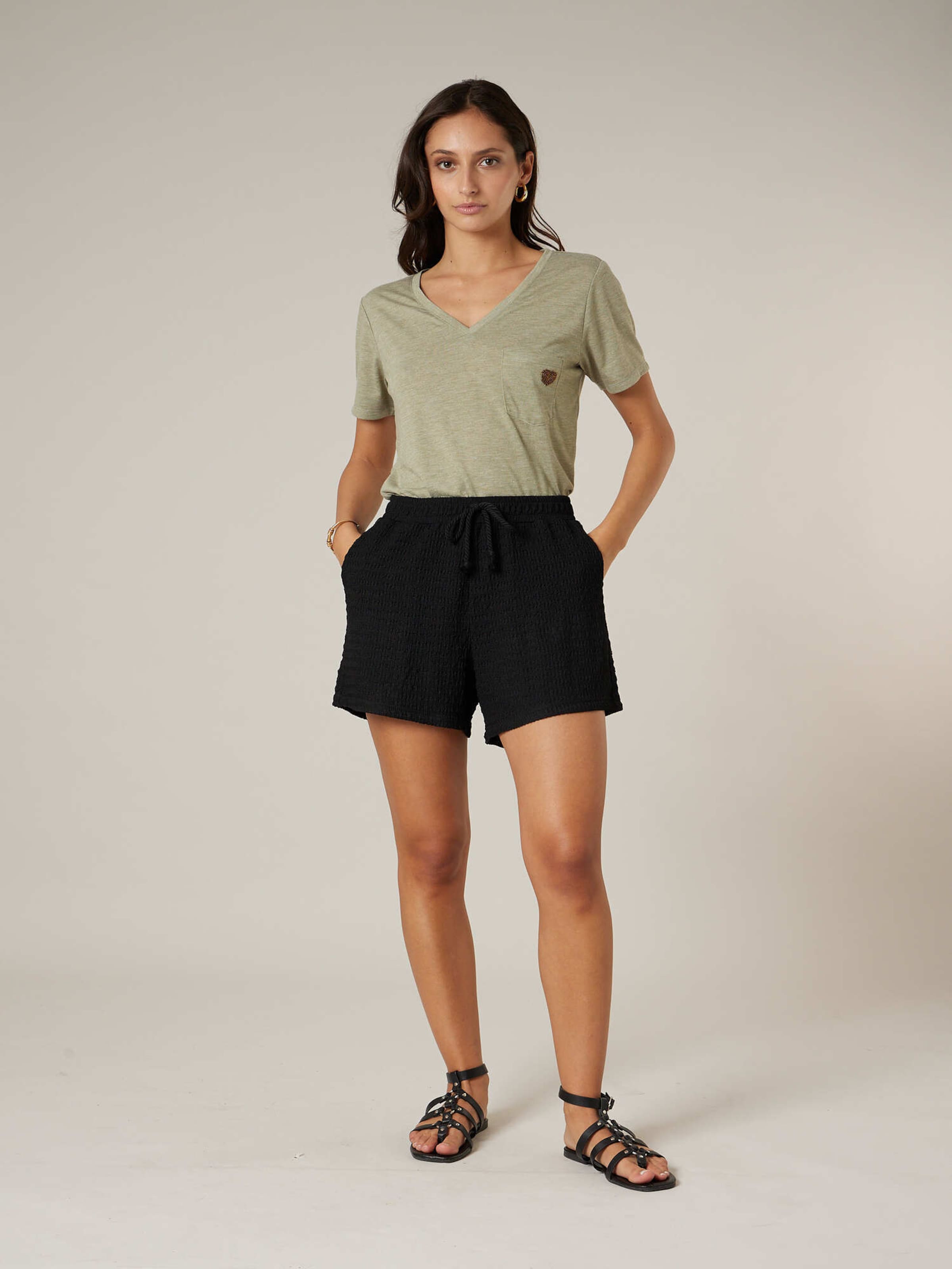 Deeluxe Шорты Regular 'Kaissy' в черном цвете
Deeluxe Шорты Regular 'Kaissy' в черном цвете