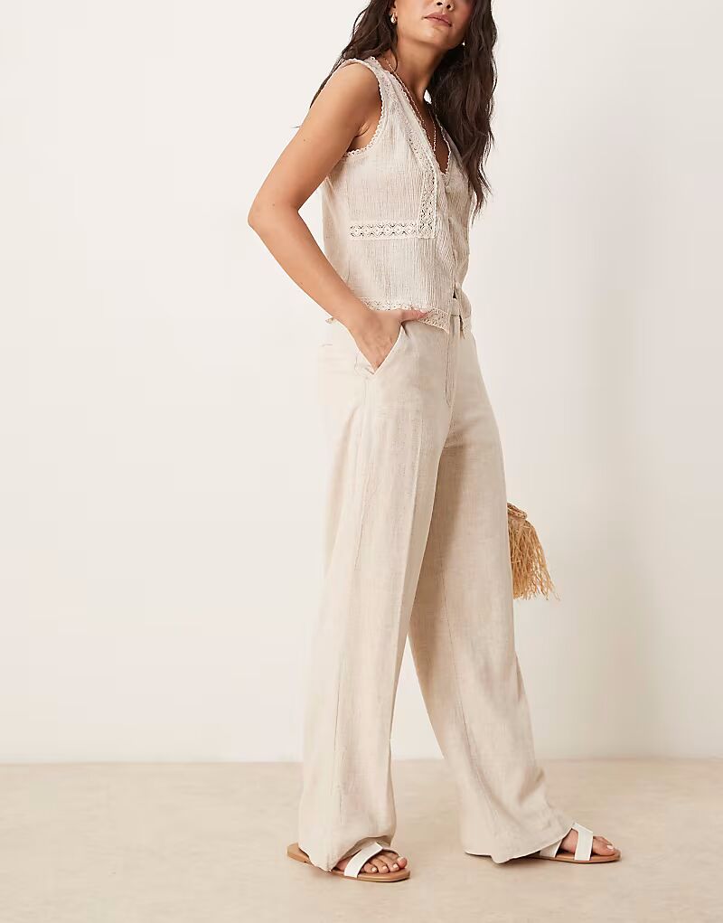 Брюки прямого кроя Abercrombie & Fitch с высокой посадкой бежевого цвета
Брюки прямого кроя Abercrombie & Fitch с высокой посадкой бежевого цвета