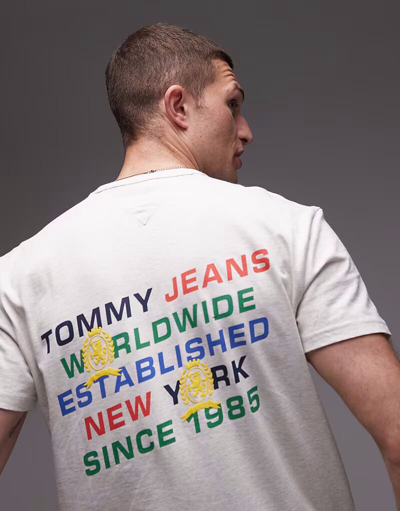 Футболка Tommy Jeans с диагональным принтом логотипа на спине цвета овсяной меланжи
Футболка Tommy Jeans с диагональным принтом логотипа на спине цвета овсяной меланжи