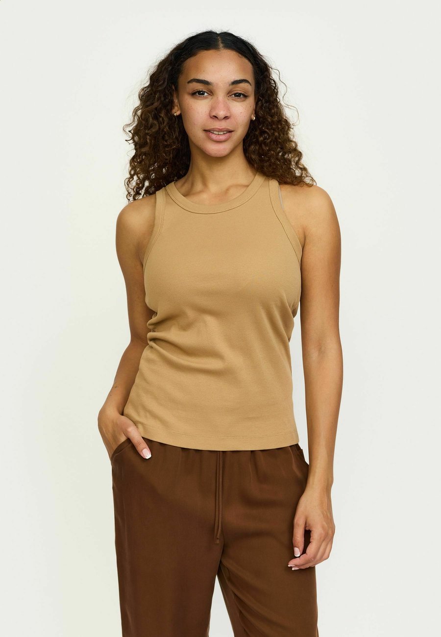 Топ Soft Rebels Top, 882 Cartouche/Camel
Топ Soft Rebels Top, 882 Cartouche/Camel