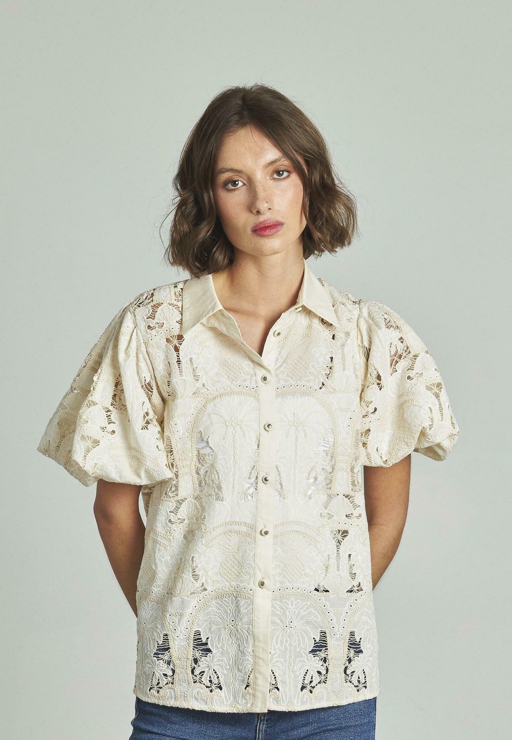 Блузка на пуговицах MANGA ABULLONADA Alma en Pena, белый 
Блузка на пуговицах MANGA ABULLONADA Alma en Pena, белый