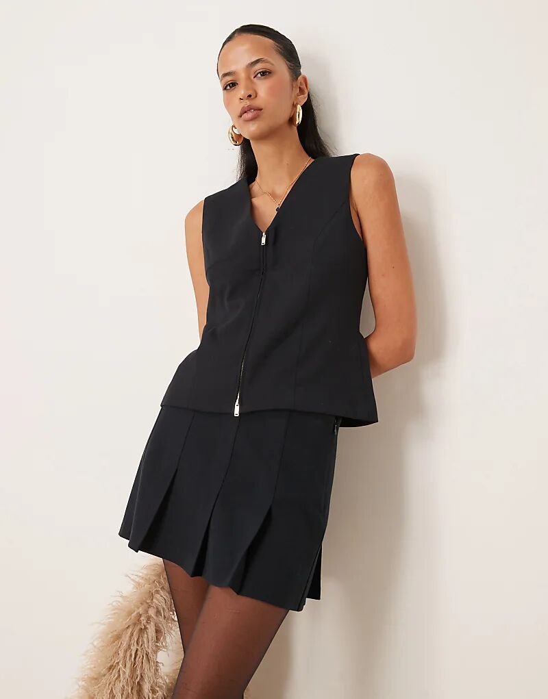 Топ с застежкой-молнией темно-черного цвета Abercrombie & Fitch
Топ с застежкой-молнией темно-черного цвета Abercrombie & Fitch