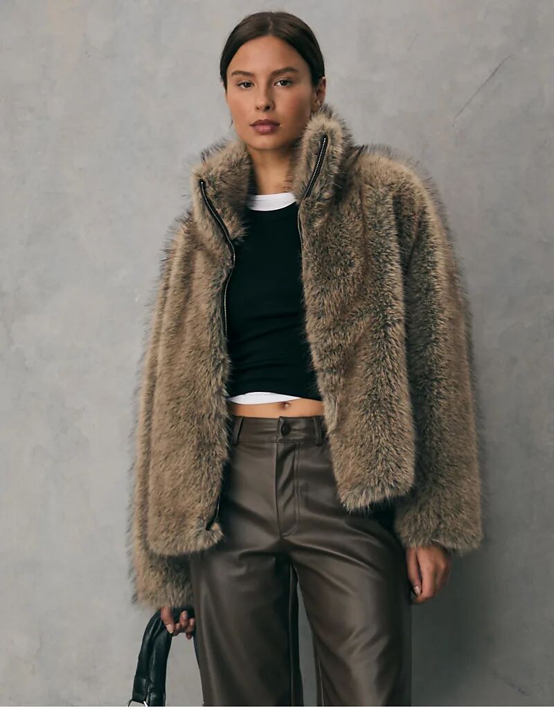 Куртка Stradivarius из искусственного меха с высоким воротником бежевого цвета
Куртка Stradivarius из искусственного меха с высоким воротником бежевого цвета