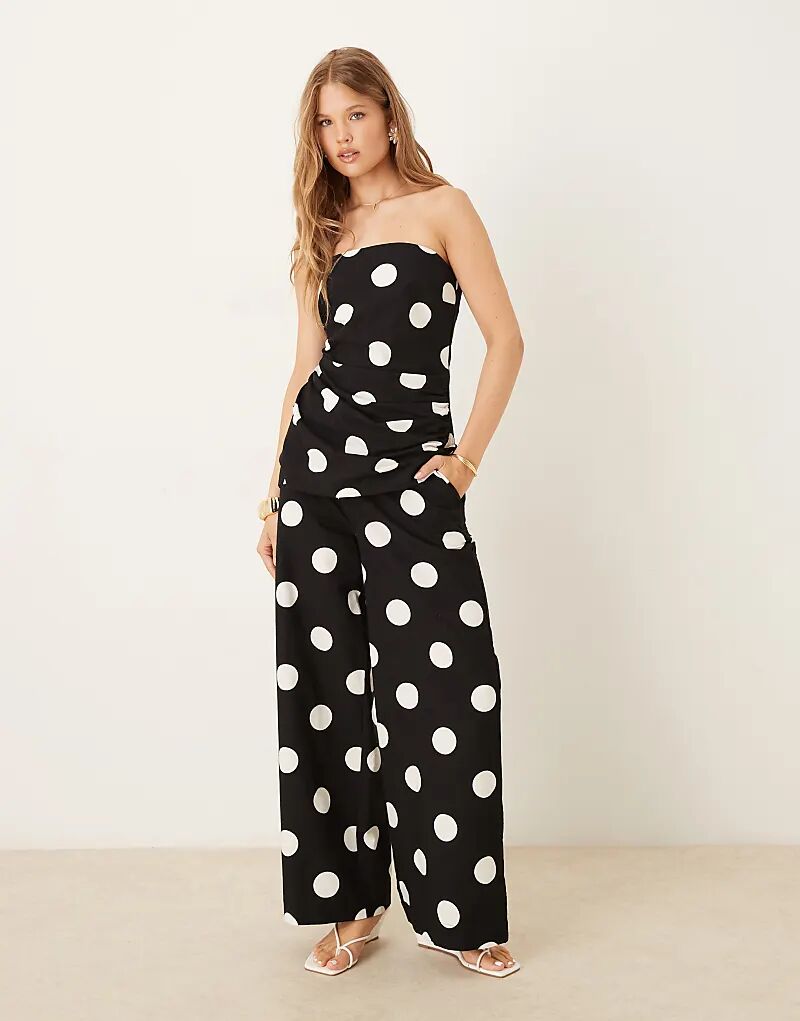 Широкие брюки Marielle из льна, черного цвета, от Nobody's Child, часть комплекта
Широкие брюки Marielle из льна, черного цвета, от Nobody's Child, часть комплекта