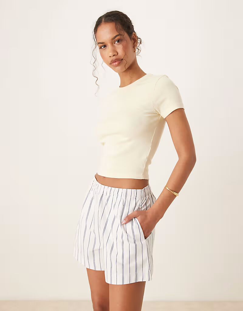 Шорты из поплина с завязками на талии от Abercrombie & Fitch в синюю полоску
Шорты из поплина с завязками на талии от Abercrombie & Fitch в синюю полоску