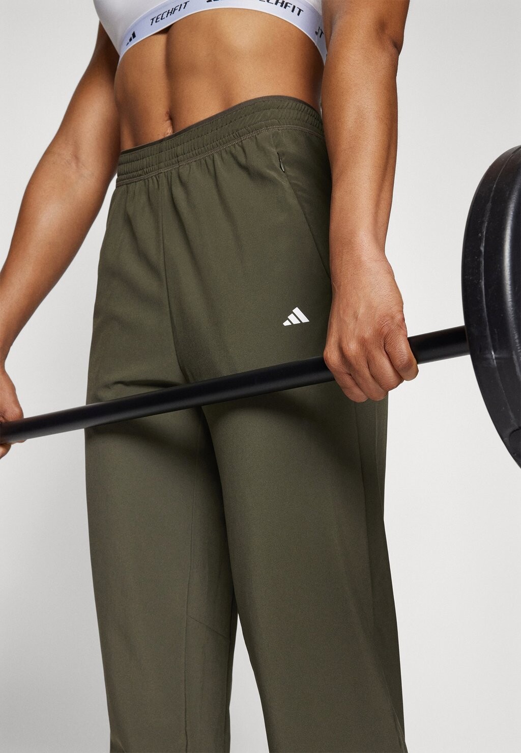 Брюки тренировочного костюма Training Pant adidas Performance, тень оливкового цвета
Брюки тренировочного костюма Training Pant adidas Performance, тень оливкового цвета