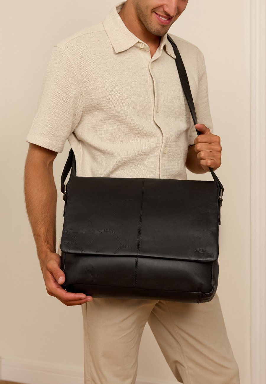 Сумка кросс-боди Gusti Leder REIGN, Schwarz/Black
Сумка кросс-боди Gusti Leder REIGN, Schwarz/Black