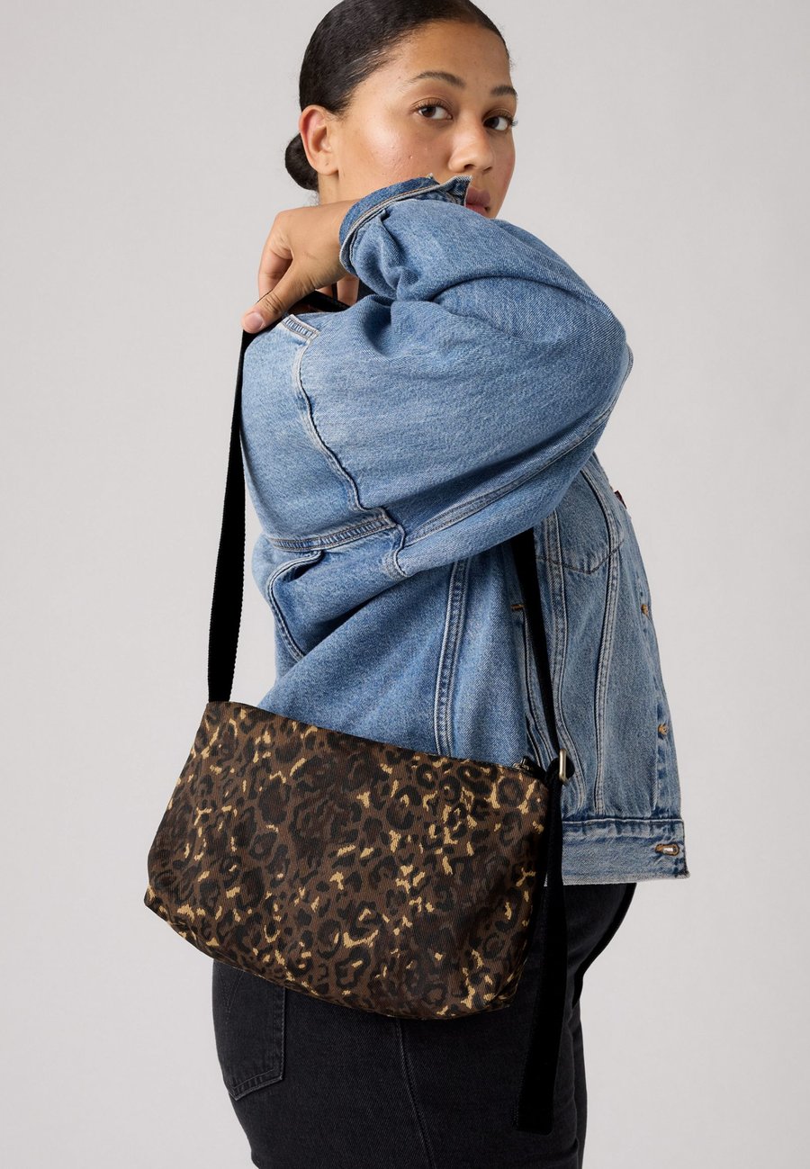 Сумка кросс-боди Levi's ALI , Multicolored/Brown
Сумка кросс-боди Levi's ALI , Multicolored/Brown