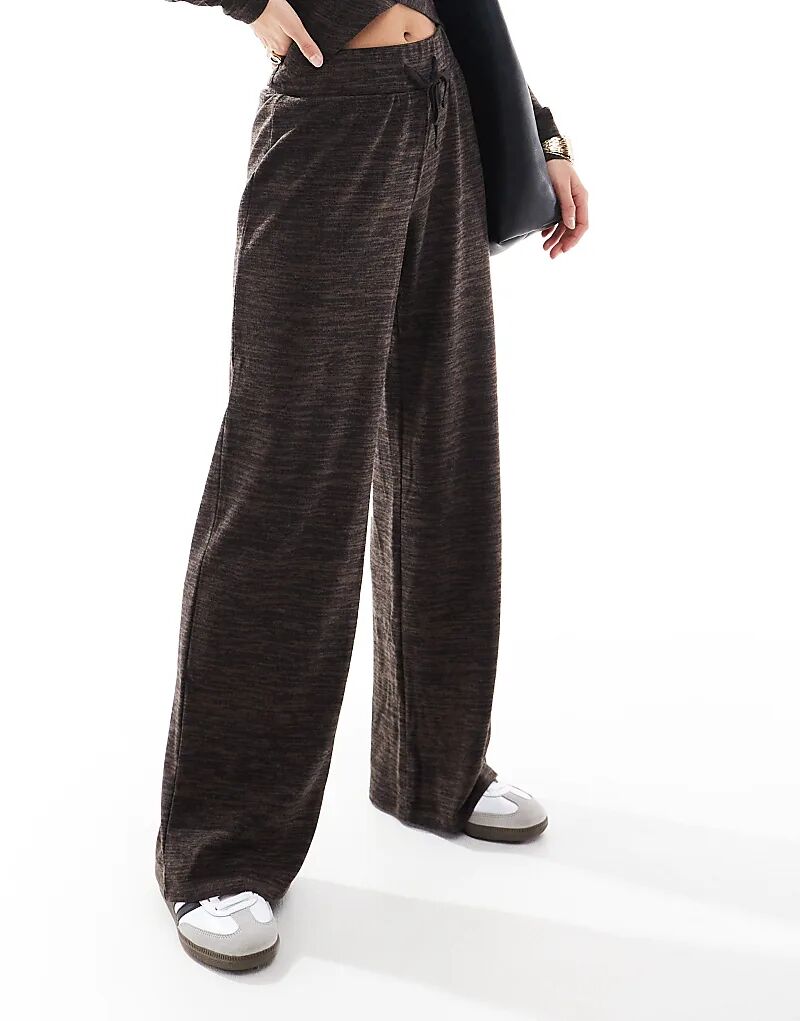 Широкие брюки-джерси Vero Moda Petite шоколадно-коричневого цвета в крапинку, комплект
Широкие брюки-джерси Vero Moda Petite шоколадно-коричневого цвета в крапинку, комплект