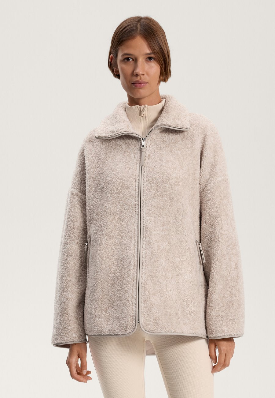 Флисовая куртка OYSHO OVERSIZE FAUX-SHEARLING, Light Grey/Beige
Флисовая куртка OYSHO OVERSIZE FAUX-SHEARLING, Light Grey/Beige