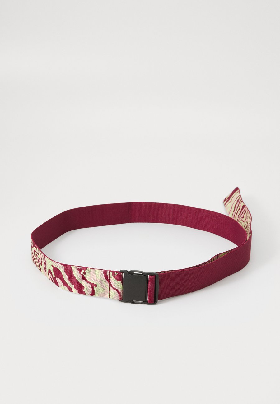 Ремень Peak Performance GRID BELT UNISEX, Bordeaux/Multi-Coloured/Bordeaux
Ремень Peak Performance GRID BELT UNISEX, Bordeaux/Multi-Coloured/Bordeaux