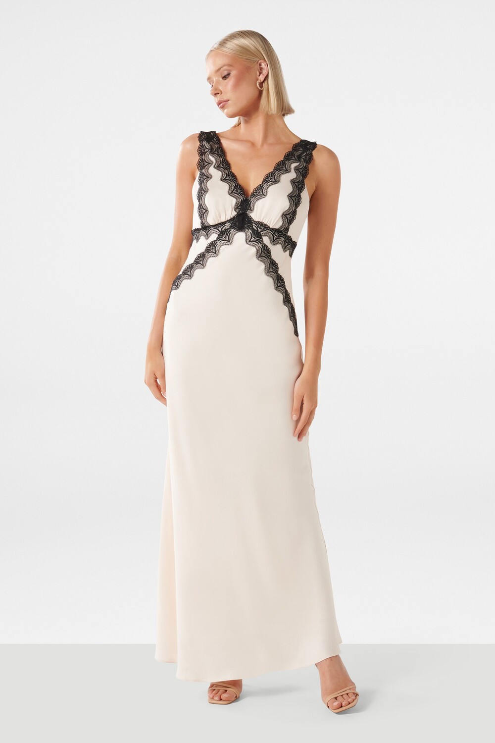 Атласное платье миди Amelia с кружевной отделкой Forever New, белый
Атласное платье миди Amelia с кружевной отделкой Forever New, белый