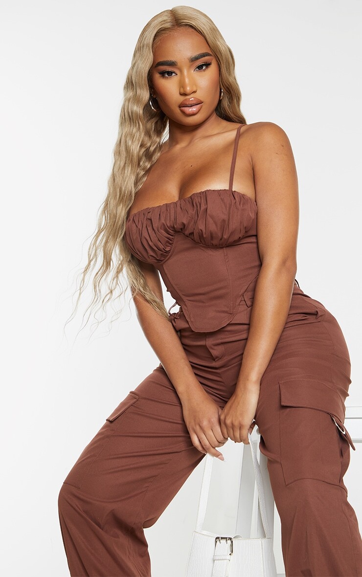 PrettyLittleThing Шоколадно-коричневый корсет под грудью со складками в форме карго
PrettyLittleThing Шоколадно-коричневый корсет под грудью со складками в форме карго