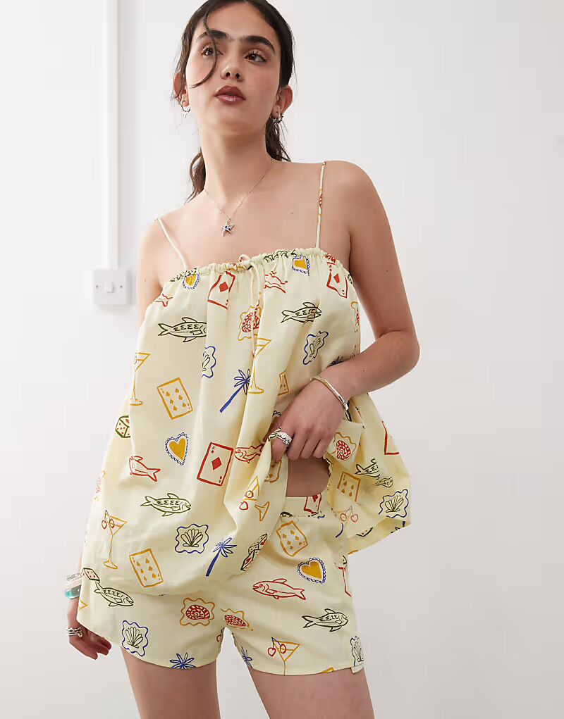 Восстановленный винтажный надеваемый на пляж шорты с принтом желтой открытки Reclaimed Vintage
Восстановленный винтажный надеваемый на пляж шорты с принтом желтой открытки Reclaimed Vintage