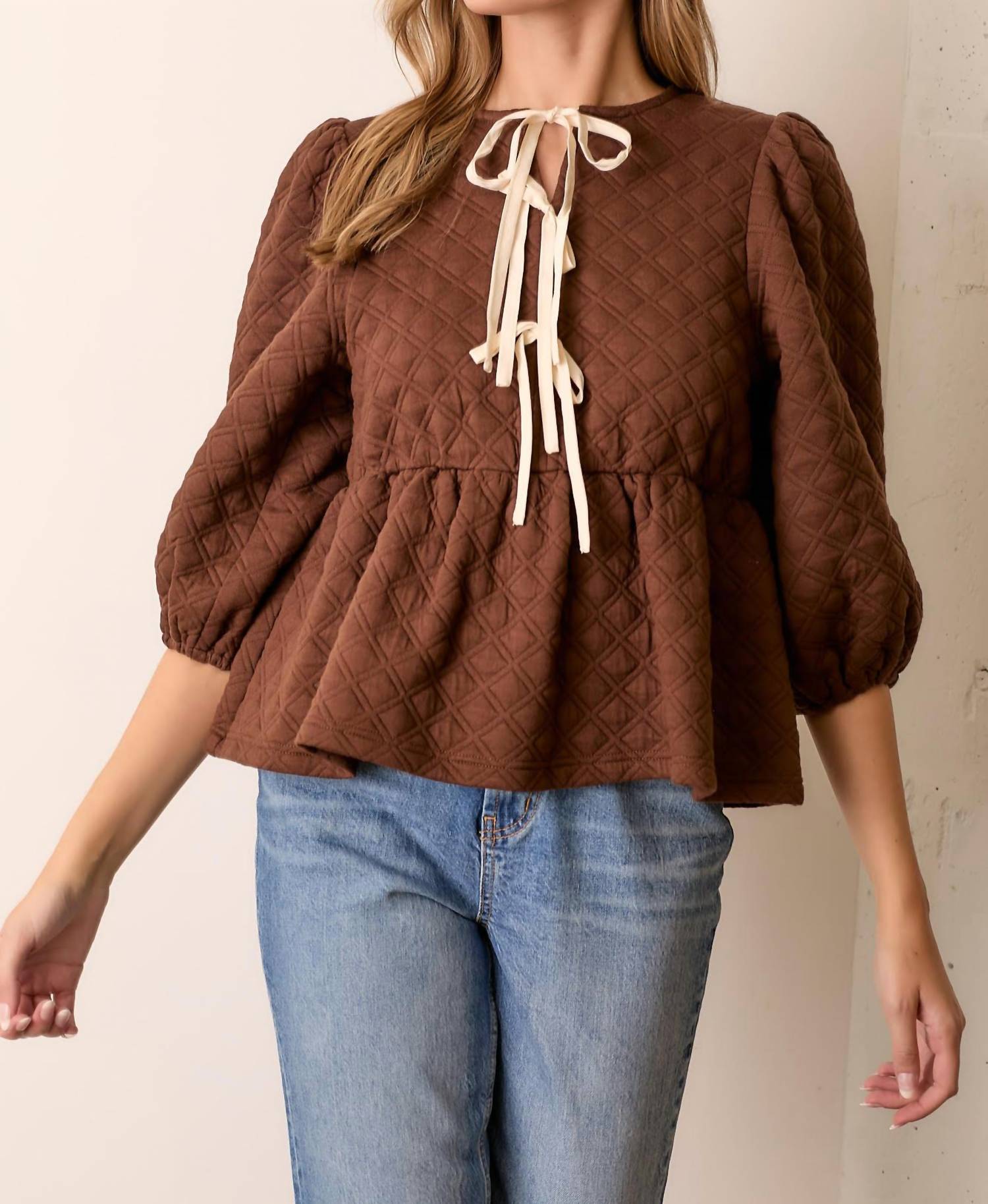 Baevely by Wellmade Вязаный стеганый топ с баской и завязками Ariel, коричневый
Baevely by Wellmade Вязаный стеганый топ с баской и завязками Ariel, коричневый