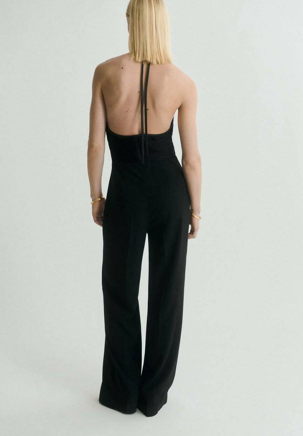 Комбинезон Mango, черный
Комбинезон Mango, черный