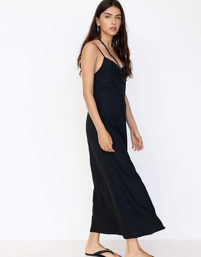 Платье миди в деревенском стиле Pull&Bear черного цвета с бретельками
Платье миди в деревенском стиле Pull&Bear черного цвета с бретельками