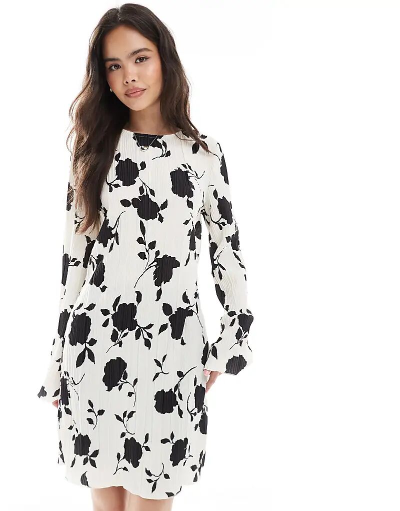 Мини-платье Vero Moda с длинными рукавами и плиссировкой, с белым и черным цветочным принтом
Мини-платье Vero Moda с длинными рукавами и плиссировкой, с белым и черным цветочным принтом