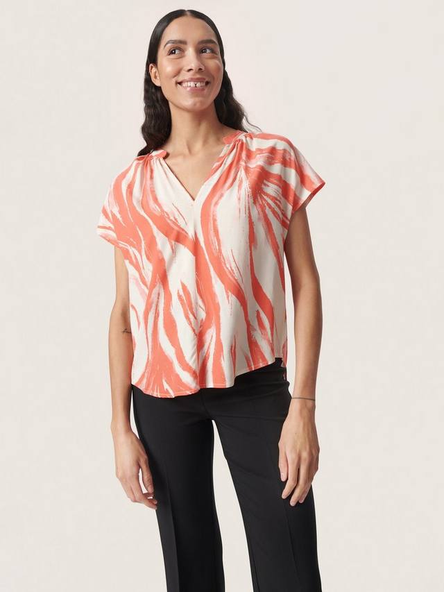 Блузка с коротким рукавом с вырезом горловины wynter Soaked In Luxury, цвет Hot Coral Wave 
Блузка с коротким рукавом с вырезом горловины wynter Soaked In Luxury, цвет Hot Coral Wave