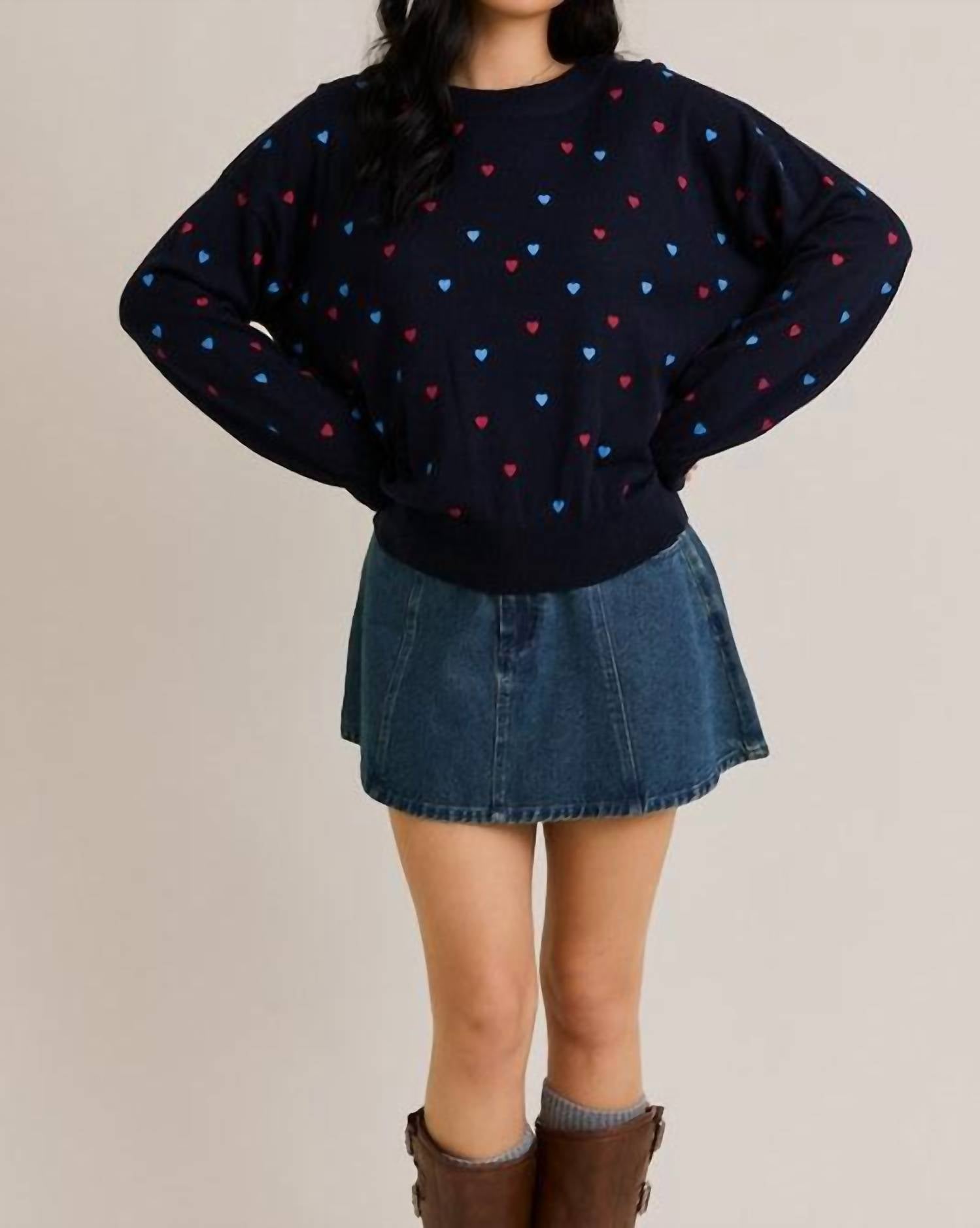 Свитер с принтом в виде сердечек и круглым вырезом в синем цвете LE LIS
Свитер с принтом в виде сердечек и круглым вырезом в синем цвете LE LIS