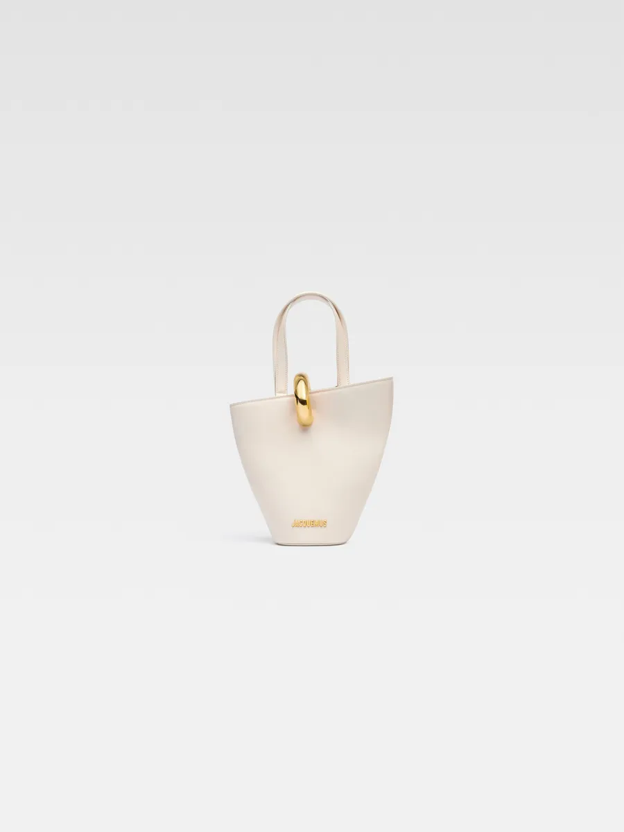 Асимметричная мини-сумка-ведро Ле Бамбола Jacquemus, слоновая кость
Асимметричная мини-сумка-ведро Ле Бамбола Jacquemus, слоновая кость