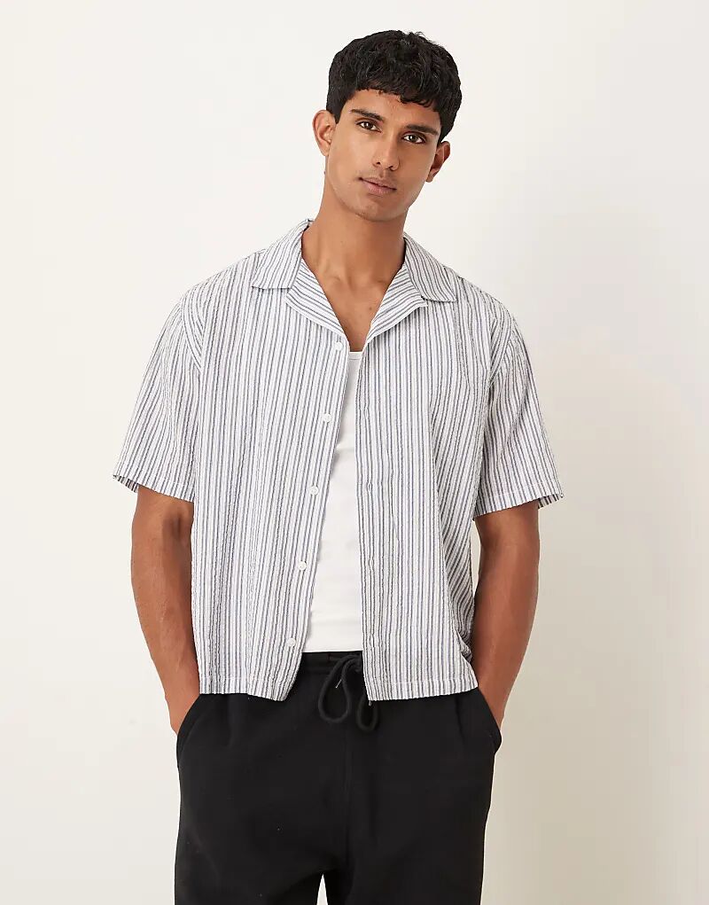 Рубашка с короткими рукавами из сирсакера Abercrombie & Fitch в синюю полоску
Рубашка с короткими рукавами из сирсакера Abercrombie & Fitch в синюю полоску