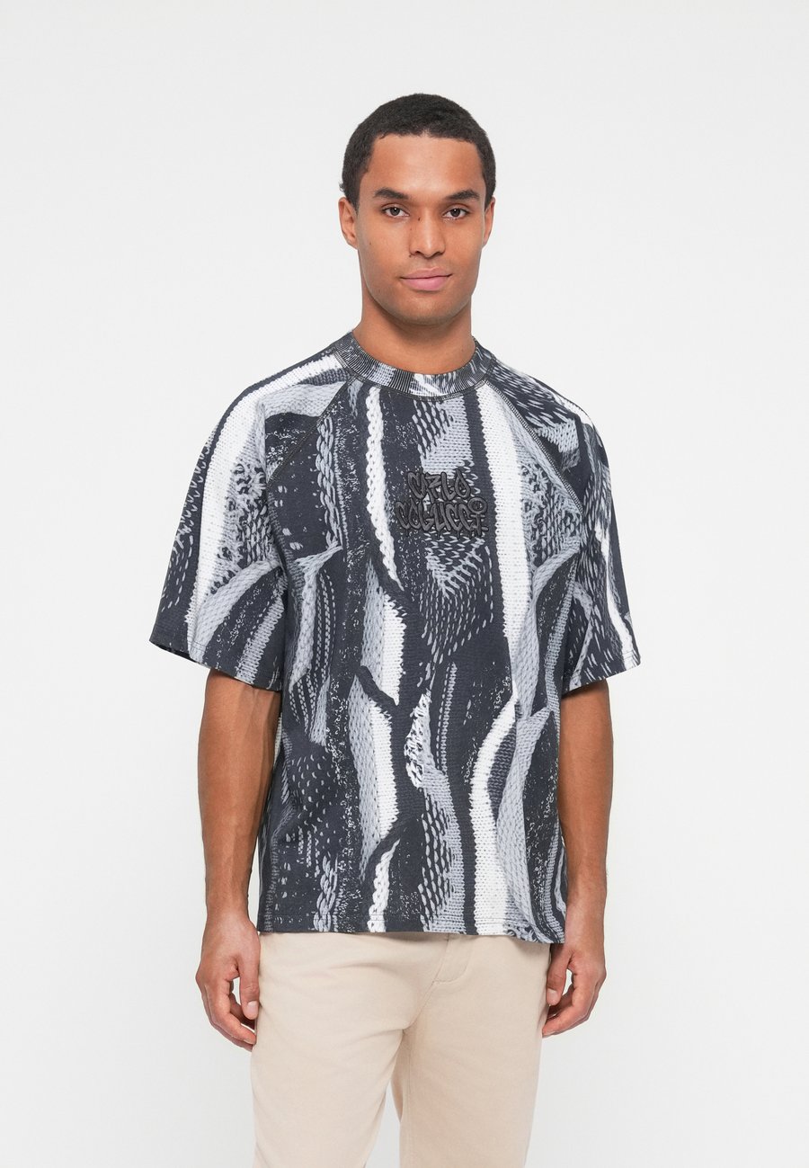 Футболка Carlo Colucci Print T-shirt, Black
Футболка Carlo Colucci Print T-shirt, Black