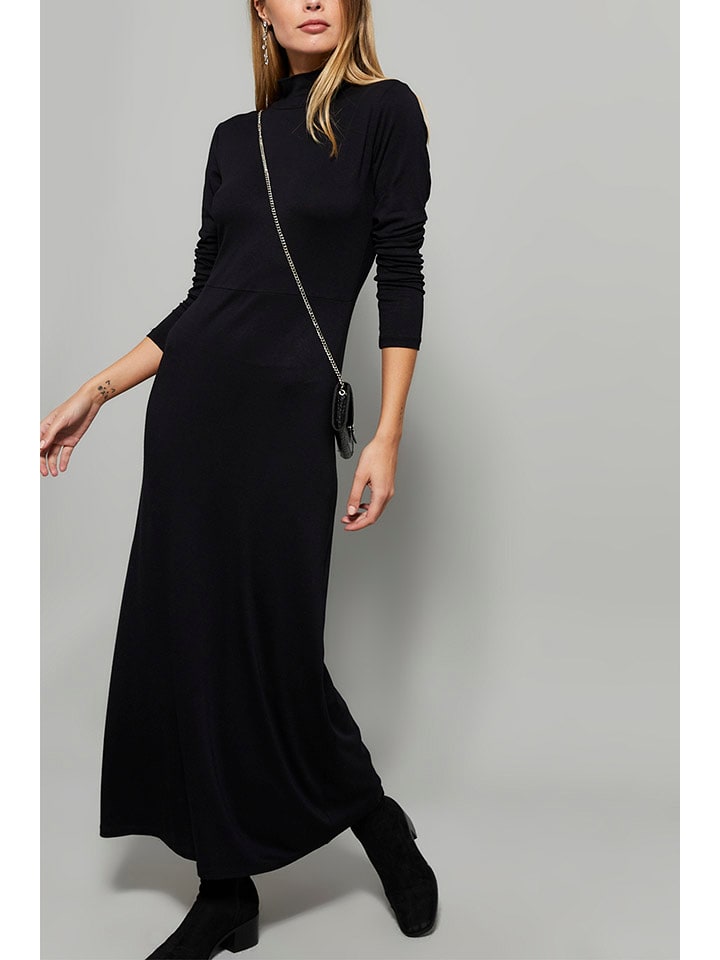 Milan Kiss Платье в черном
Milan Kiss Платье в черном