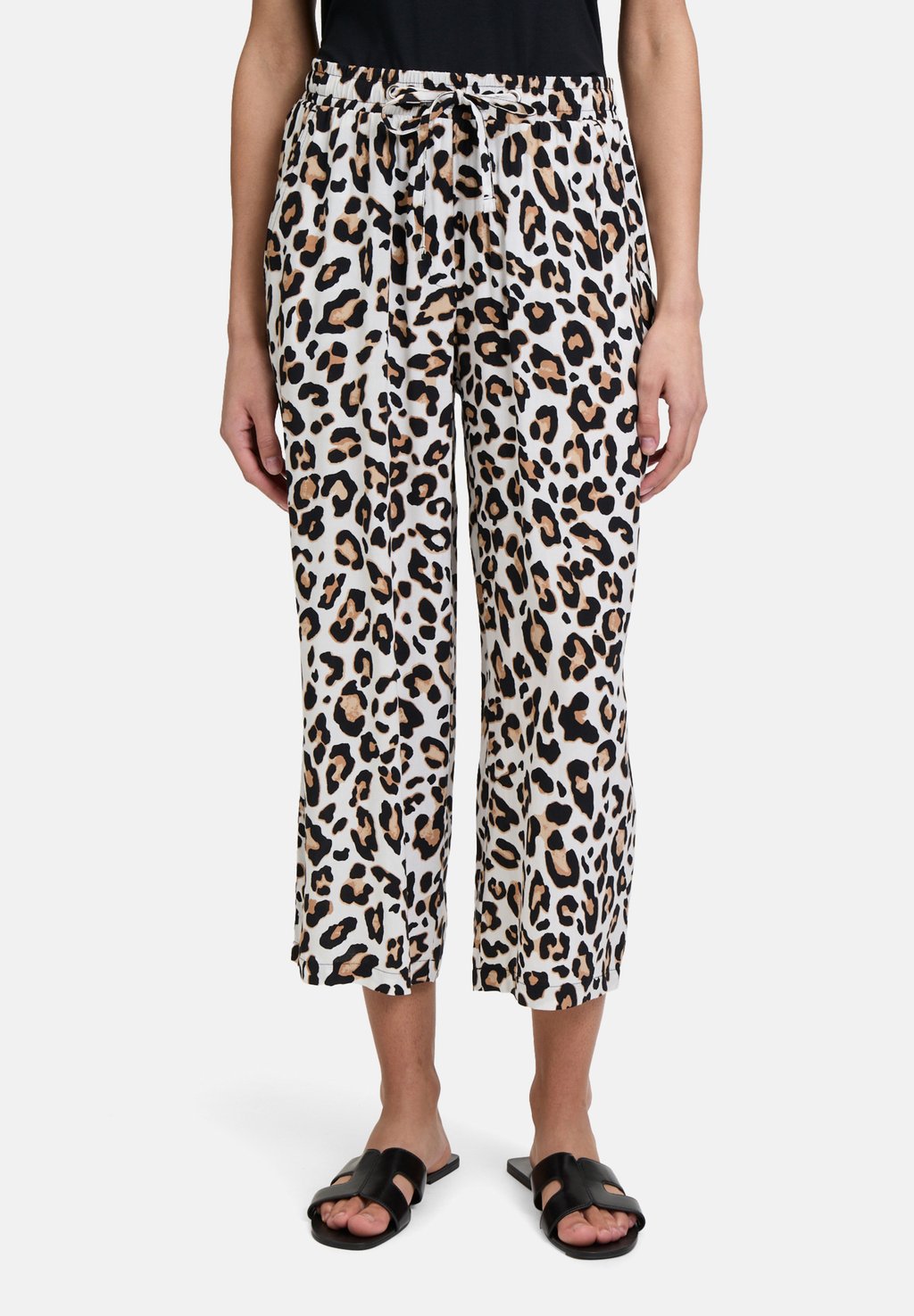 Спортивные штаны MIT EINGRIFFTASCHEN Betty Barclay, белый
Спортивные штаны MIT EINGRIFFTASCHEN Betty Barclay, белый