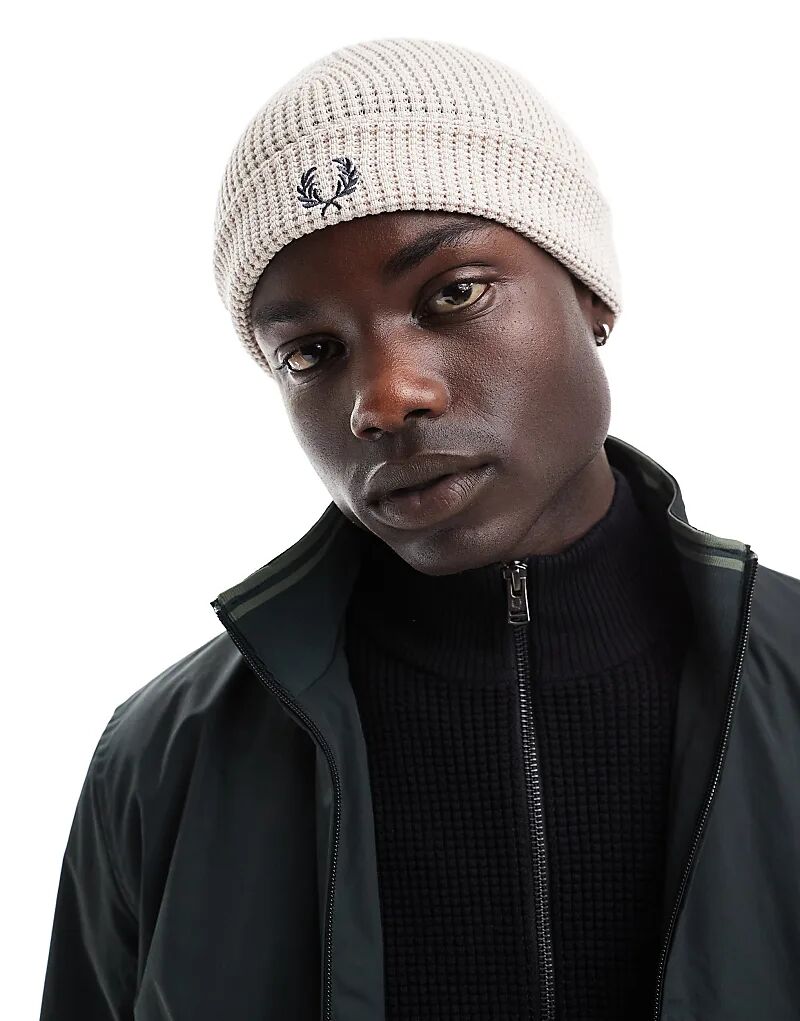 Шапка-бини унисекс вафельной вязки в цвете «кремовый» Fred Perry
Шапка-бини унисекс вафельной вязки в цвете «кремовый» Fred Perry