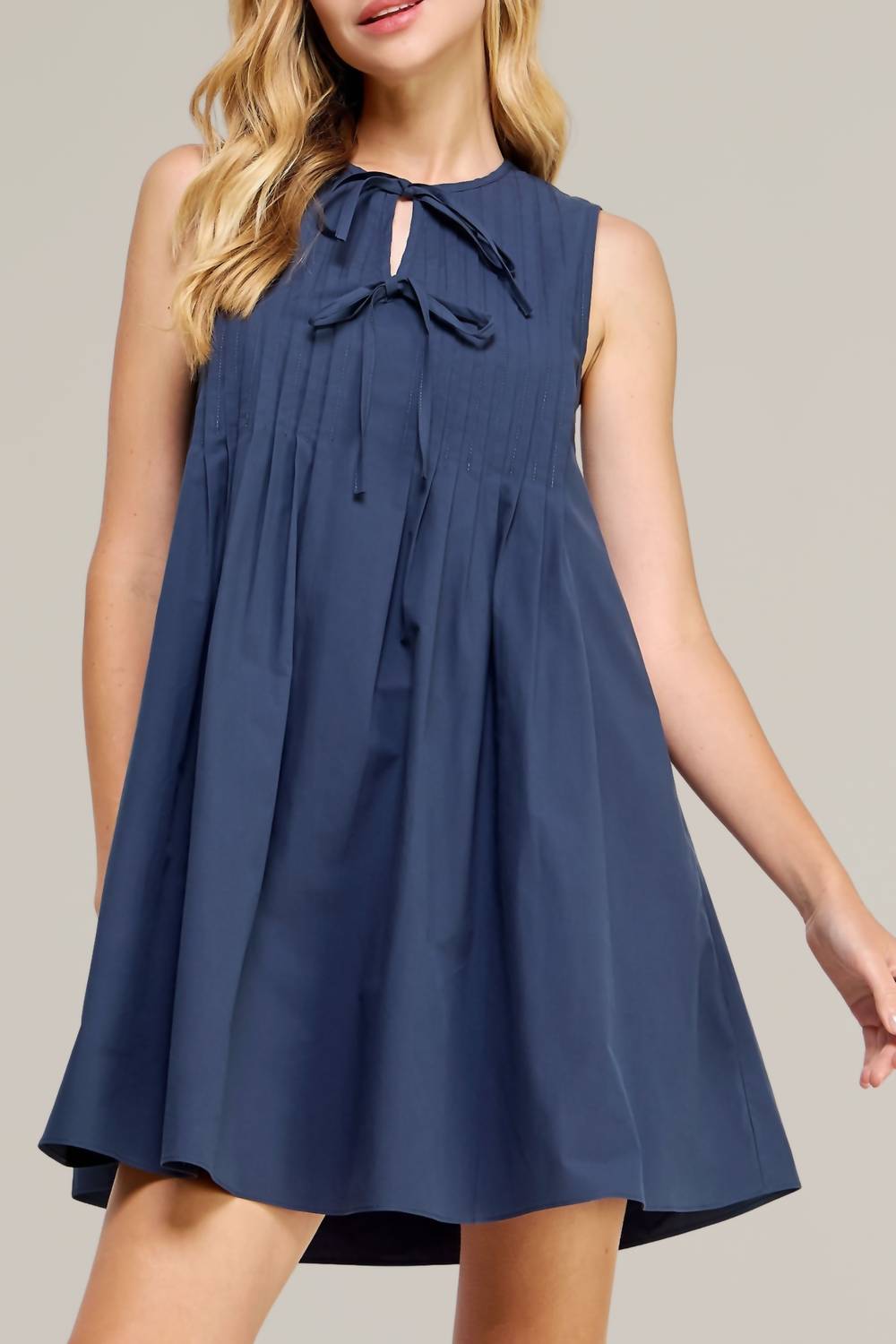 Мини-платье из поплина с завязками спереди и складками синего цвета Strut & Bolt
Мини-платье из поплина с завязками спереди и складками синего цвета Strut & Bolt