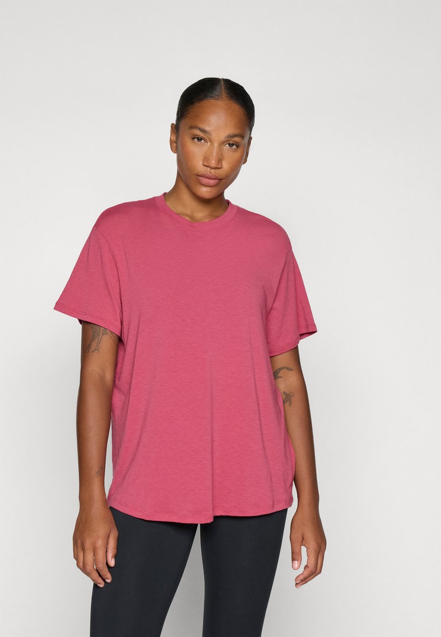 Футболка Nike Performance ONE RELAXED TOP, Sweet Beet/Red, Красный, Футболка Nike Performance ONE RELAXED TOP, Sweet Beet/Red
Футболка Nike Performance ONE RELAXED TOP, Sweet Beet/Red, Красный, Футболка Nike Performance ONE RELAXED TOP, Sweet Beet/Red