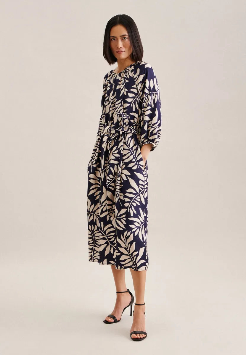 Seidensticker летнее платье "Black Rose", рукав 3/4, круглый вырез и листья, синий
Seidensticker летнее платье "Black Rose", рукав 3/4, круглый вырез и листья, синий