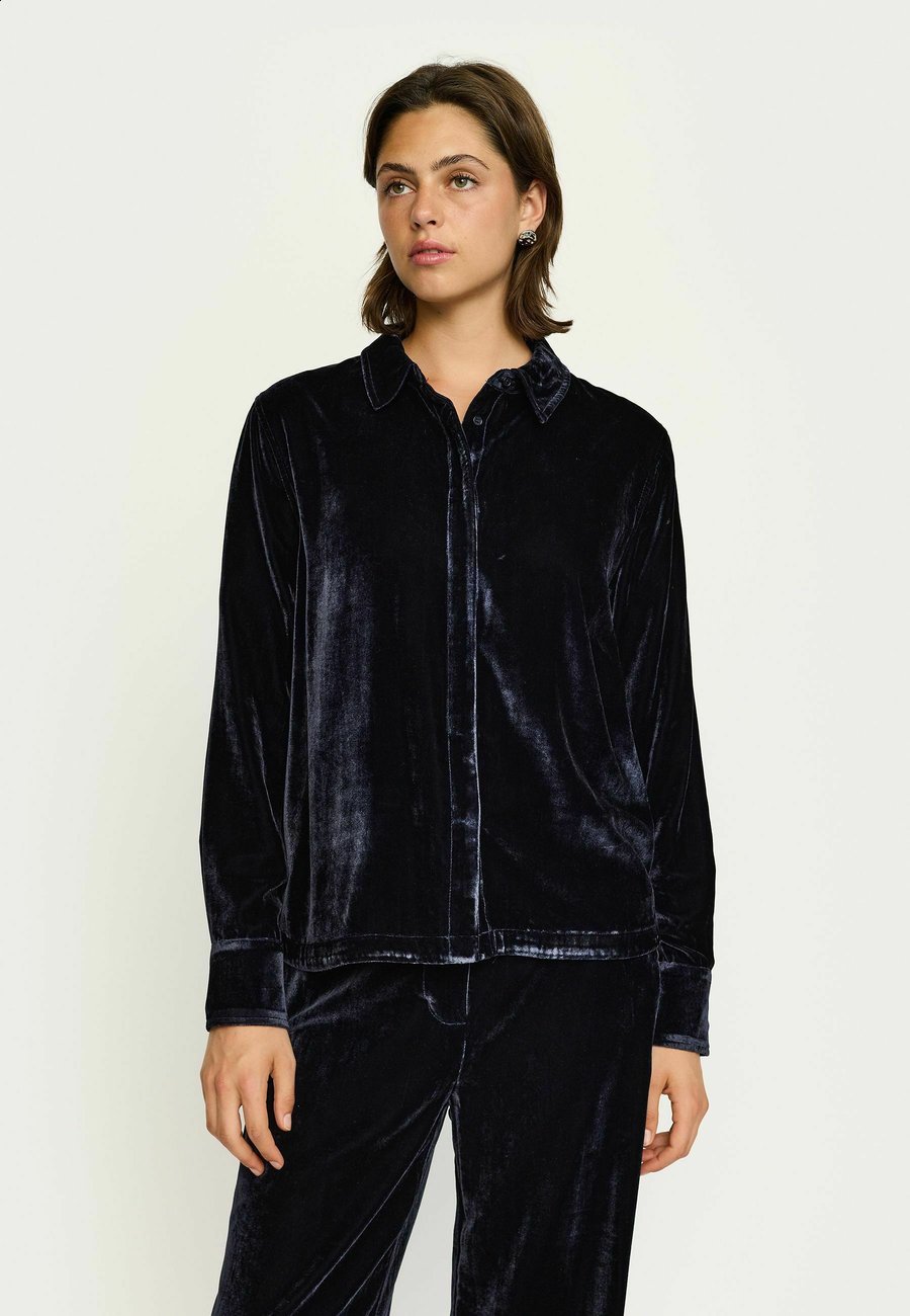 Блуза Soft Rebels Button-down blouse, Overture/Dark Blue
Блуза Soft Rebels Button-down blouse, Overture/Dark Blue